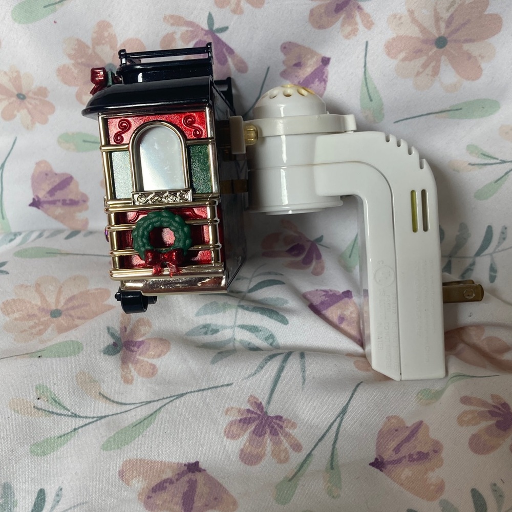Bath & Body Works Reindeer Train Trolley Light Up Projector Wallflower Plug-In - Picture 6 of 6